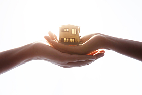 手托着房屋模型