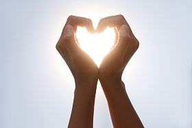 心形手势照片