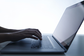 使用笔记本电脑图片