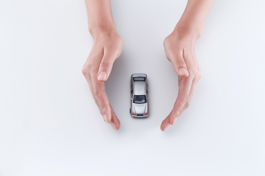 手和汽车模型