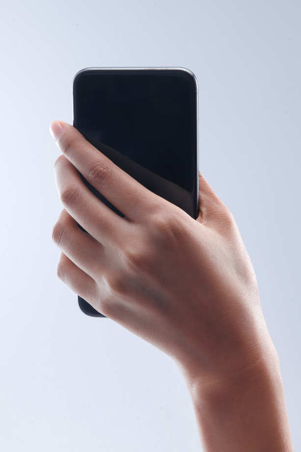 手拿手机图片 手拿手机图片