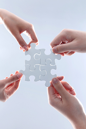 手拿拼图图片