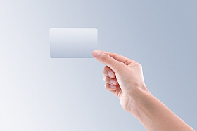 手拿卡片图片