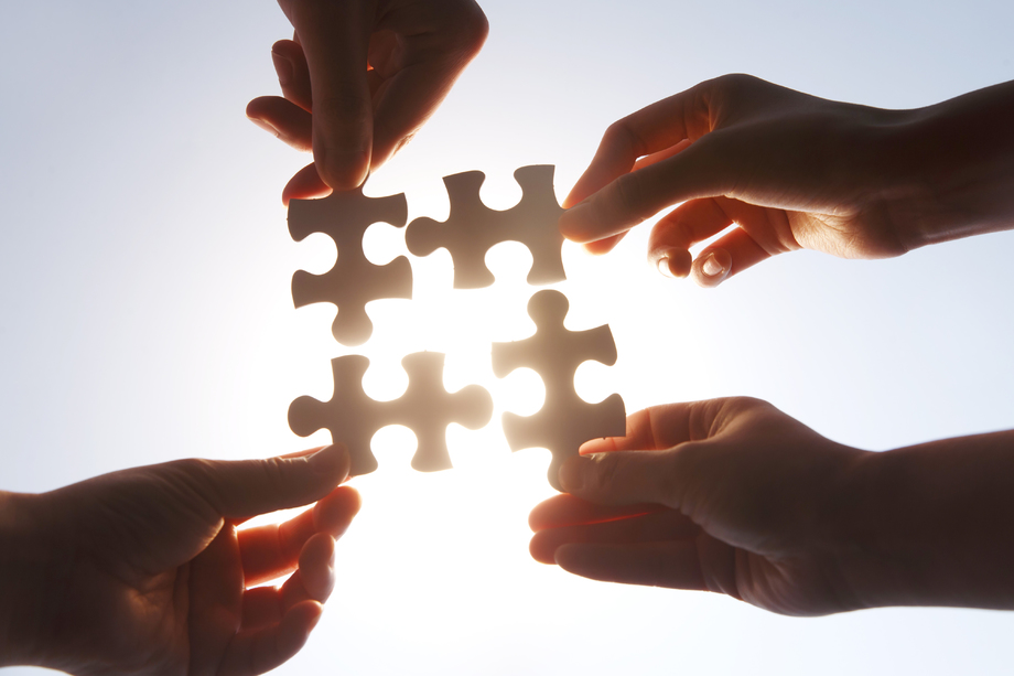 手拿拼图照片 手拿拼图照片