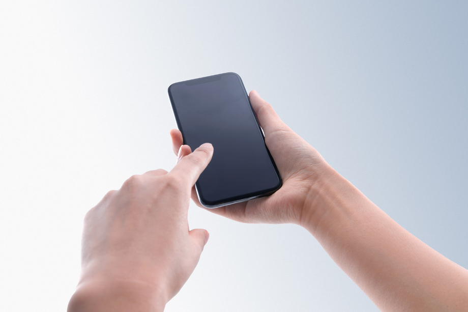 手拿手机图片 手拿手机图片