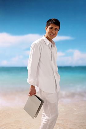 东方男人在海边照片