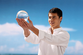 东方男人在海边图片