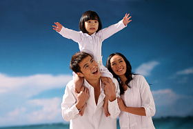 东方家庭在海边