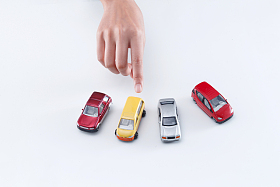 手和汽车模型