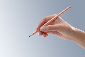 手拿铅笔图片