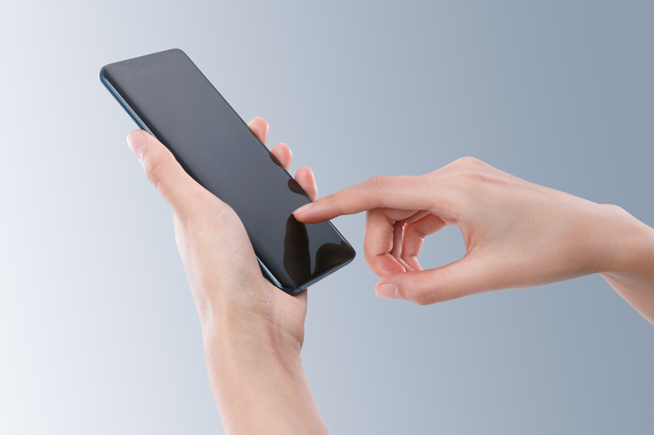 手拿手机照片 手拿手机照片