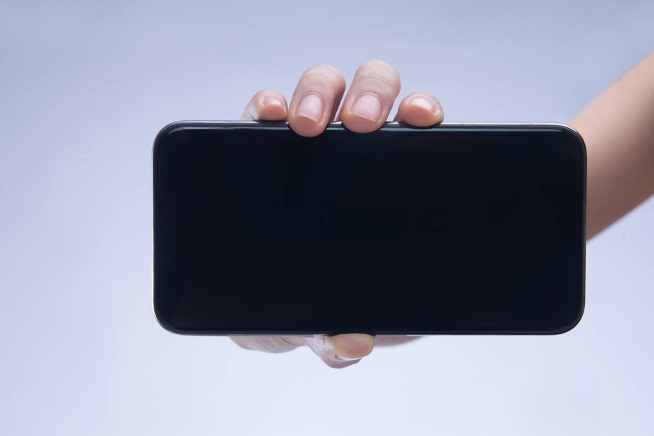 手拿手机图片 手拿手机图片