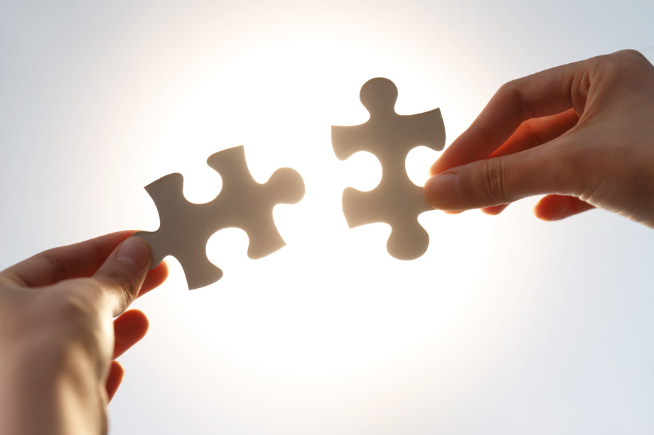 手拿拼图图片 手拿拼图图片