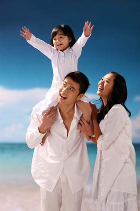 东方家庭在海边