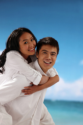 东方情侣在海边照片