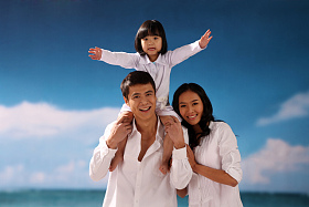 东方家庭在海边