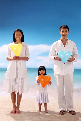 东方家庭在海边图片