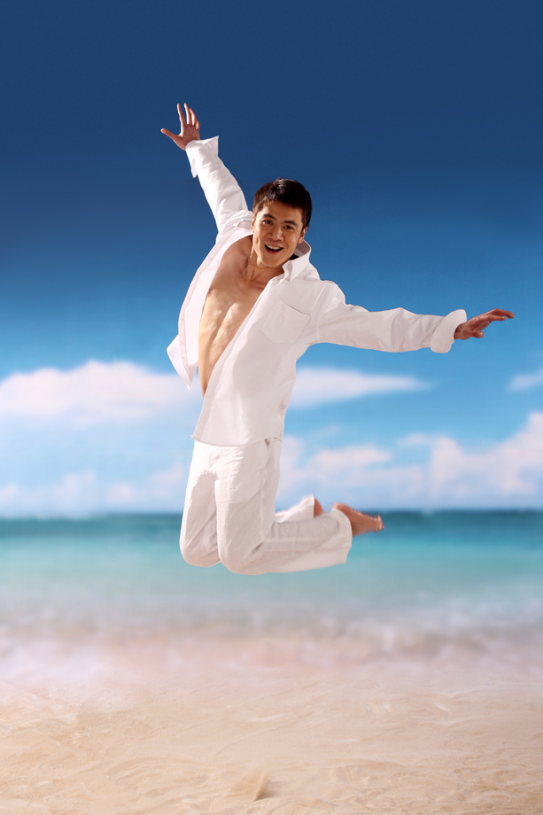 东方男人在海边