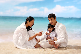 东方家庭在海边