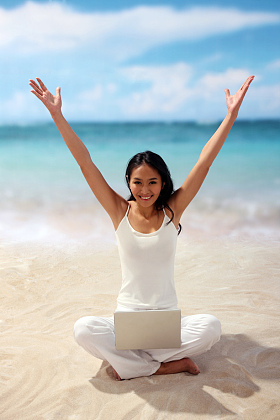 东方女人在海边图片