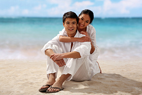 东方情侣在海边