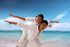 东方情侣在海边图片