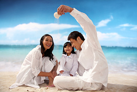 东方家庭在海边图片