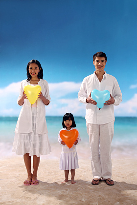 东方家庭在海边照片