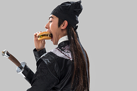 吃汉堡的青年男人