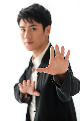 练武术的青年男人图片