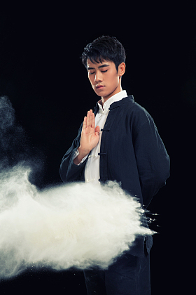 练武术的青年男人图片