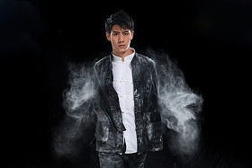 练武术的青年男人