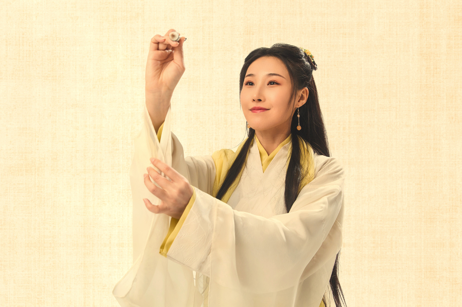 古装美女写字照片