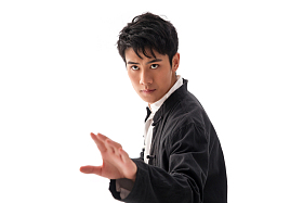 练武术的青年男人