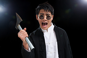 戴墨镜的青年男人