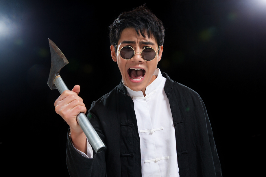 戴墨镜的青年男人