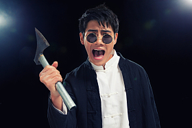 戴墨镜的青年男人