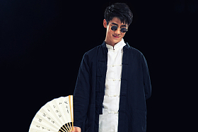 戴墨镜的青年男人