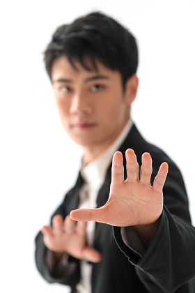 练武术的青年男人