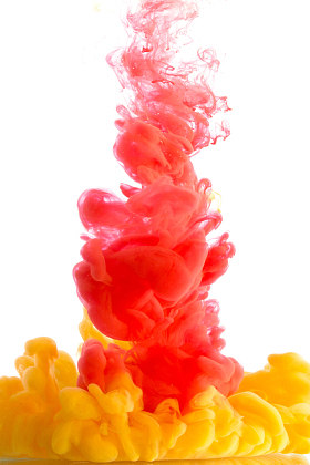 颜料在水中溶解照片