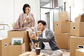 年轻夫妇搬新家图片