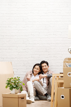 年轻夫妇坐在地板上休息