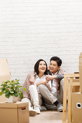 年轻夫妇坐在地板上休息图片