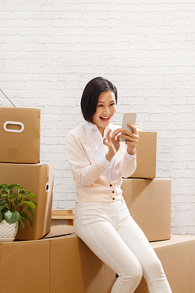 青年女人看手机图片