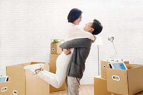 年轻夫妇拥抱图片