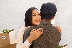 年轻夫妇拥抱图片
