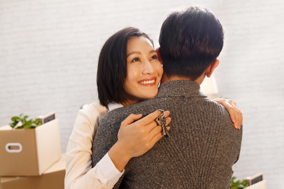 年轻夫妇拥抱图片
