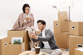 年轻夫妇搬新家图片