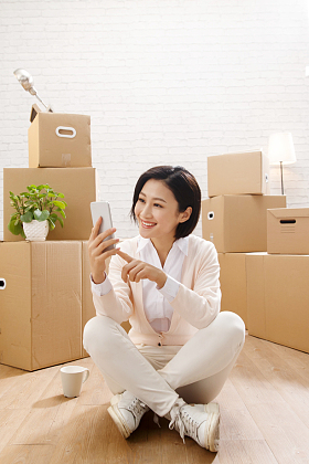 青年女人看手机