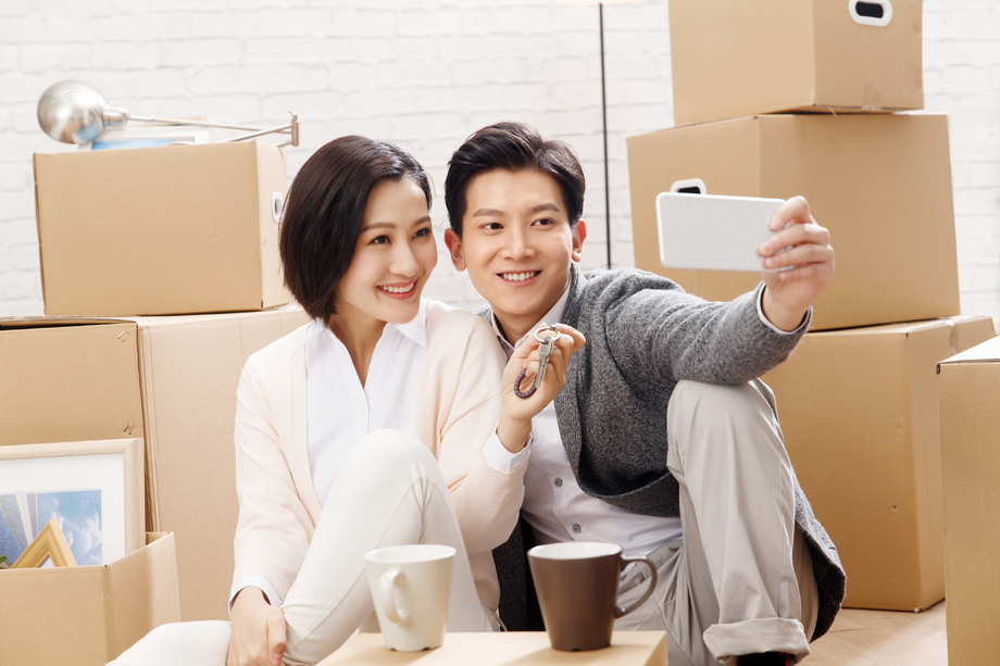 年轻夫妇用手机拍照图片